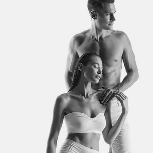 couple qui ont exercé un soin beauté