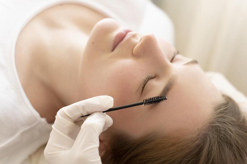 Entretien et repousse des sourcils
