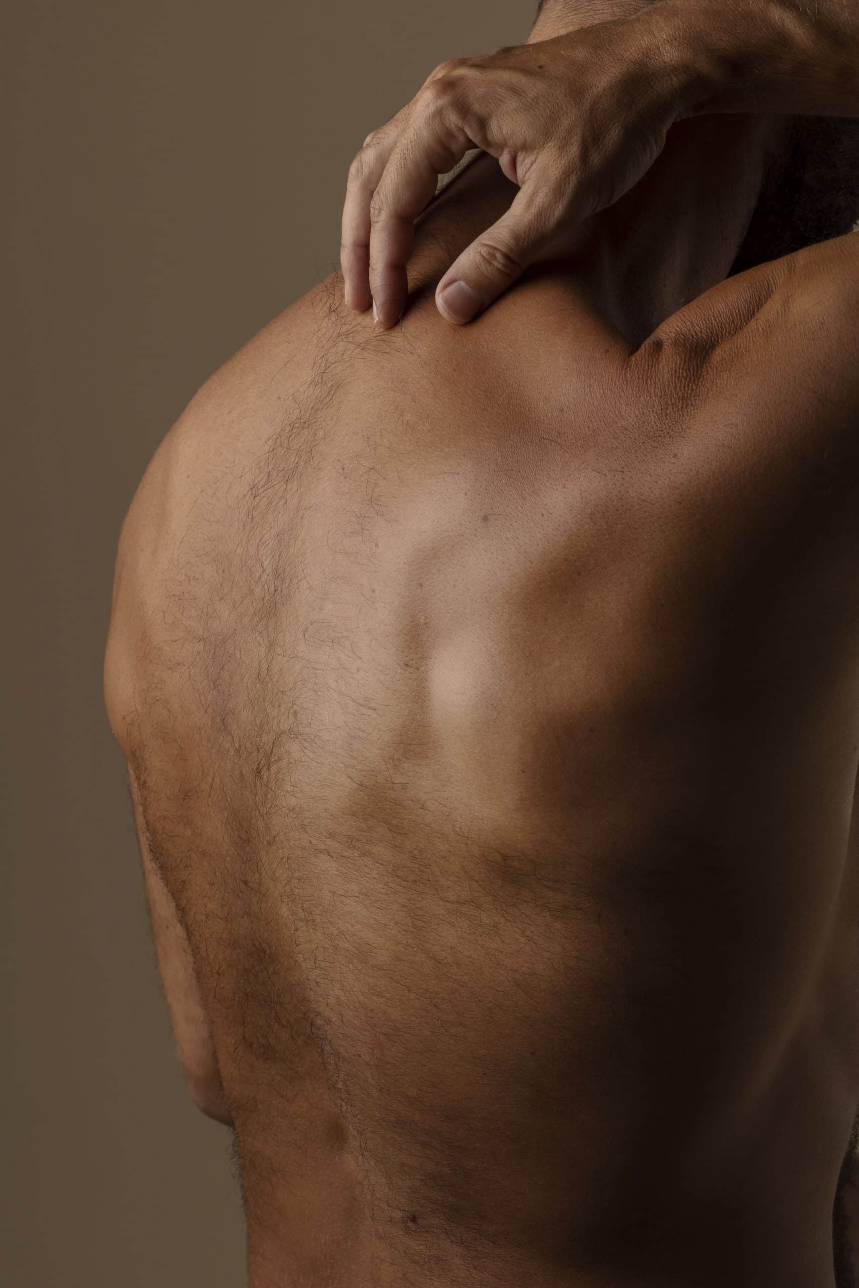 L'épilation du dos homme : une tendance beauté en plein essor